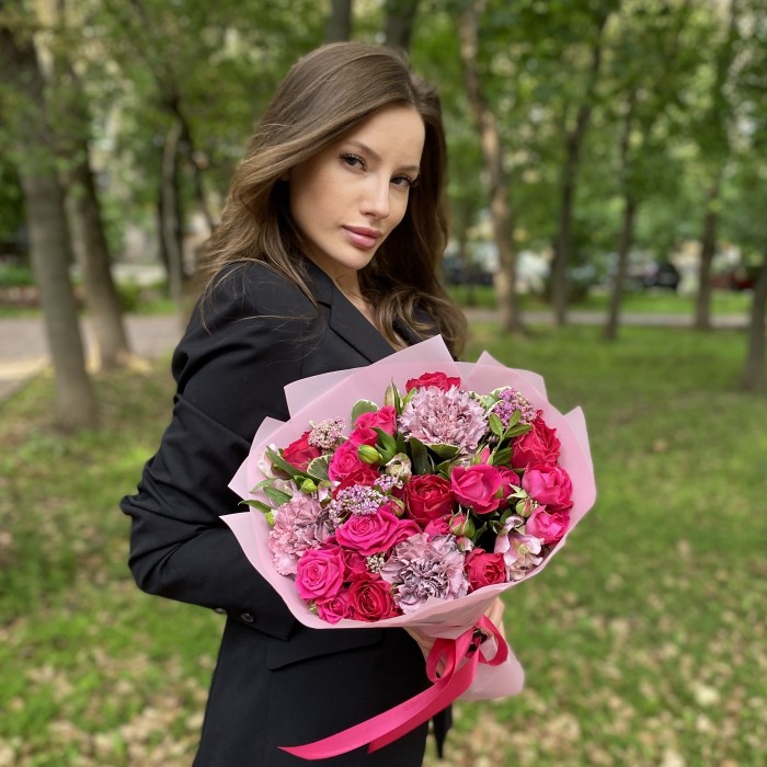 Букет с розами и гвоздиками Заветная мечта