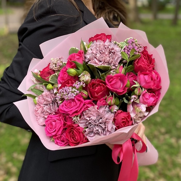 Букет с розами и гвоздиками Заветная мечта