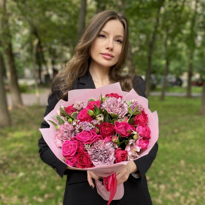 Букет с розами и гвоздиками Заветная мечта