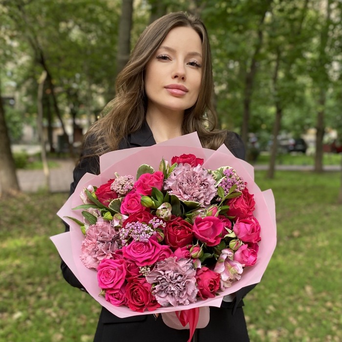 Букет с розами и гвоздиками Заветная мечта