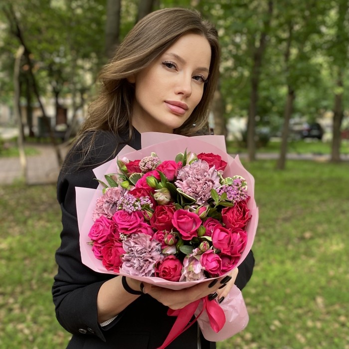 Букет с розами и гвоздиками Заветная мечта