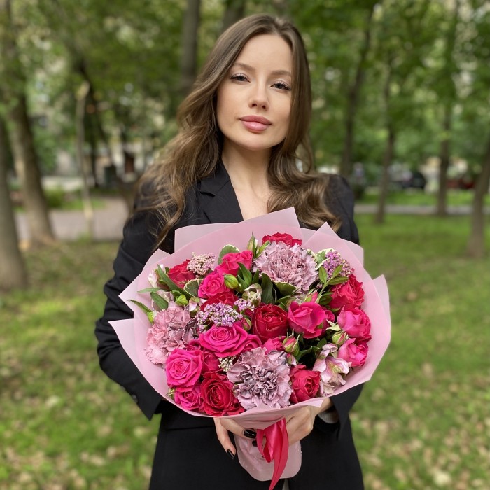 Букет с розами и гвоздиками Заветная мечта