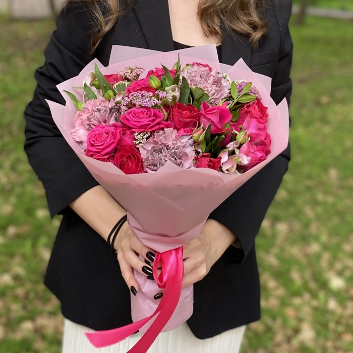 Букет с розами и гвоздиками Заветная мечта