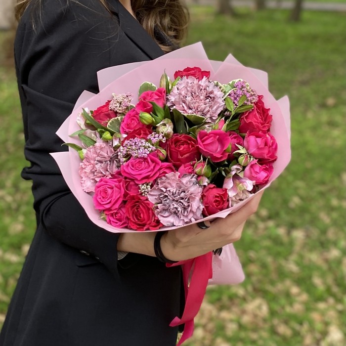 Букет с розами и гвоздиками Заветная мечта