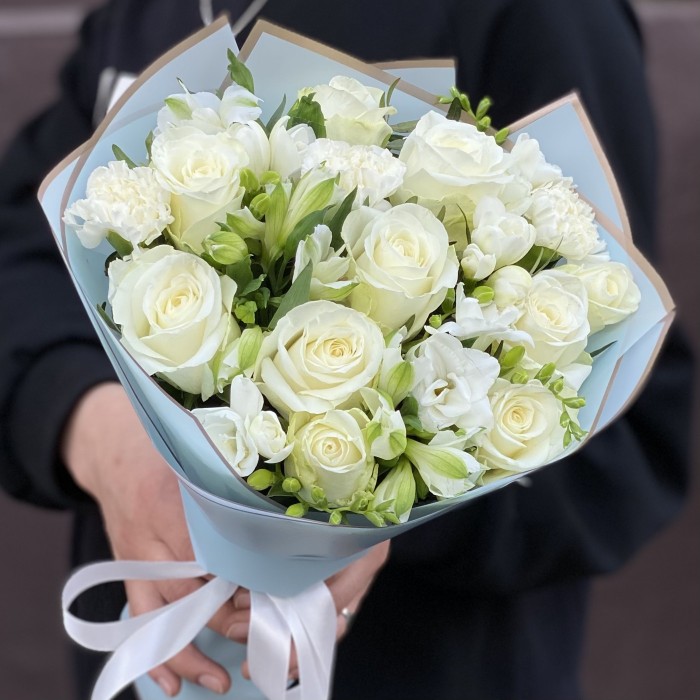 Белый букет с розами и фрезией
