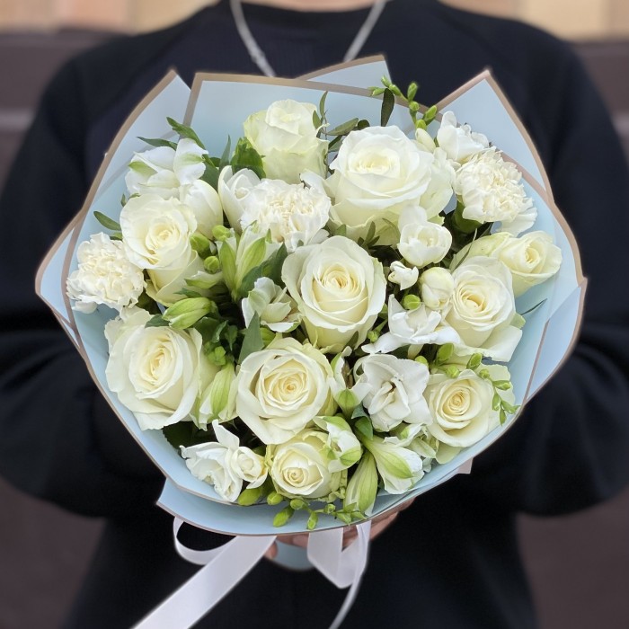 Белый букет с розами и фрезией