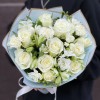 Белый букет с розами и фрезией