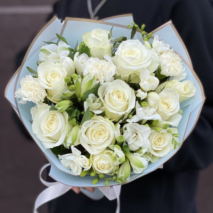 Белый букет с розами и фрезией