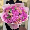 Букет с крашеной гортензией и пионовидной розой