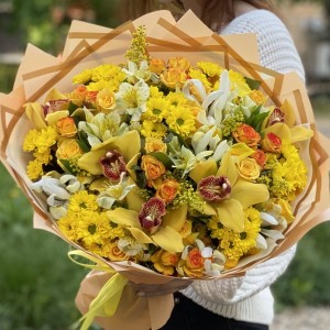 Букет Солнечное настроение с орхидеями и хризантемой