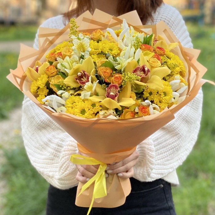 Букет Солнечное настроение с орхидеями и хризантемой