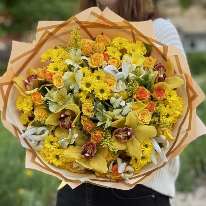 Букет Солнечное настроение с орхидеями и хризантемой