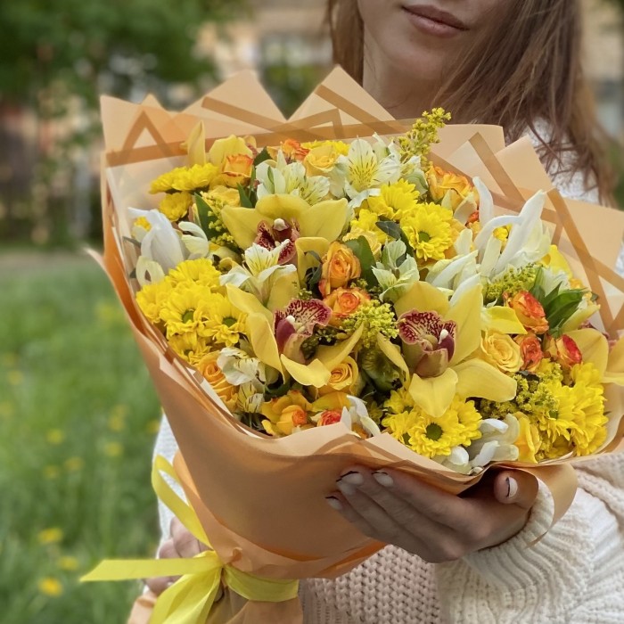 Букет Солнечное настроение с орхидеями и хризантемой