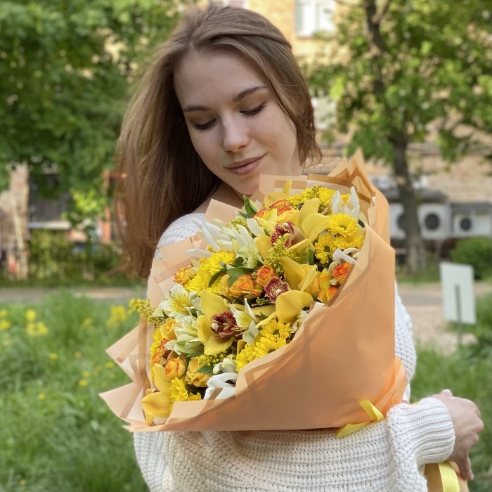 Букет Солнечное настроение с орхидеями и хризантемой