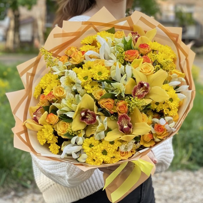 Букет Солнечное настроение с орхидеями и хризантемой
