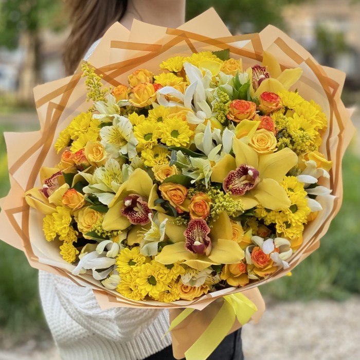 Букет Солнечное настроение с орхидеями и хризантемой