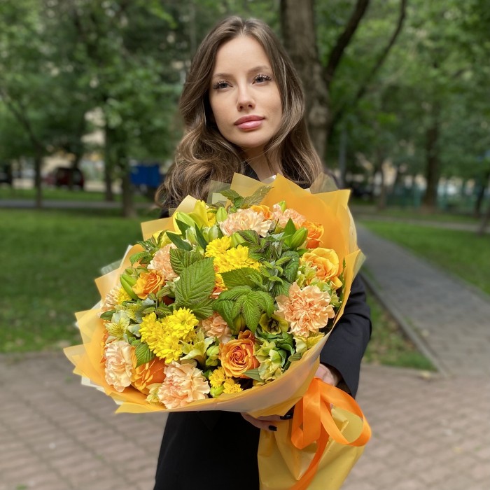 Букет с розами и хризантемами Теплый вечер