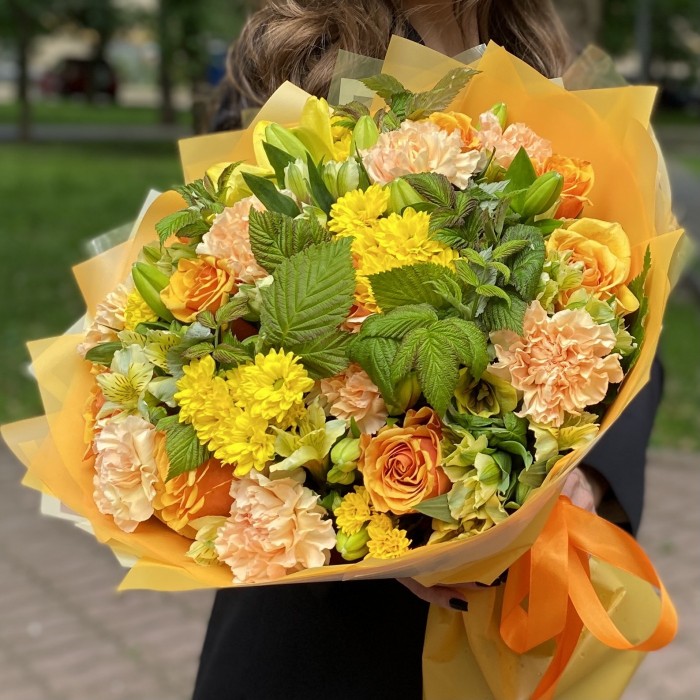 Букет с розами и хризантемами Теплый вечер