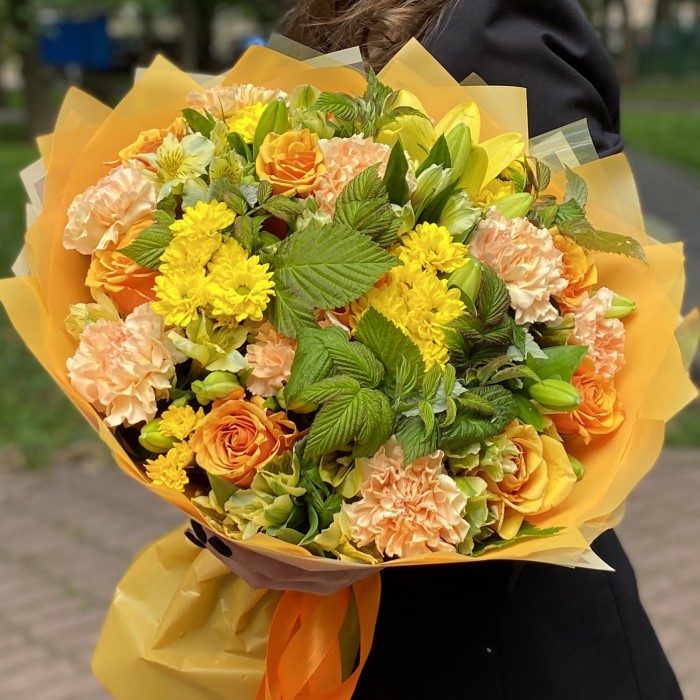 Букет с розами и хризантемами Теплый вечер