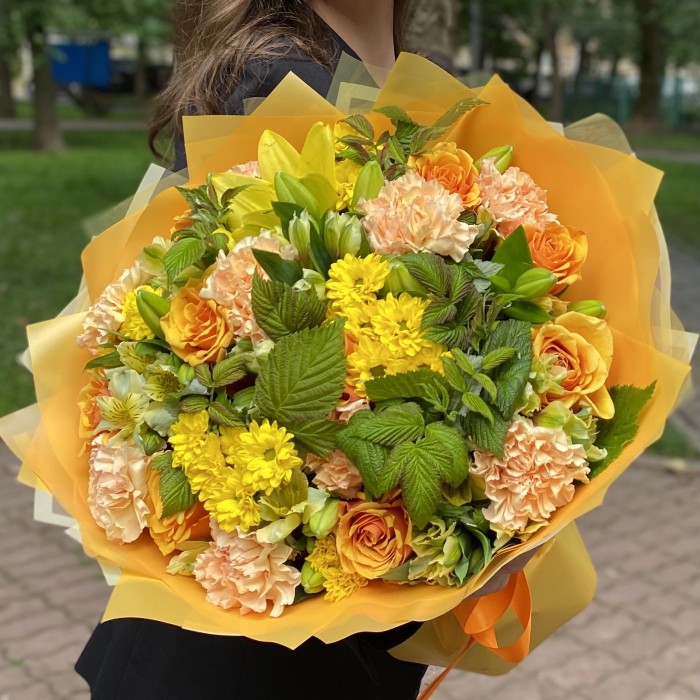 Букет с розами и хризантемами Теплый вечер