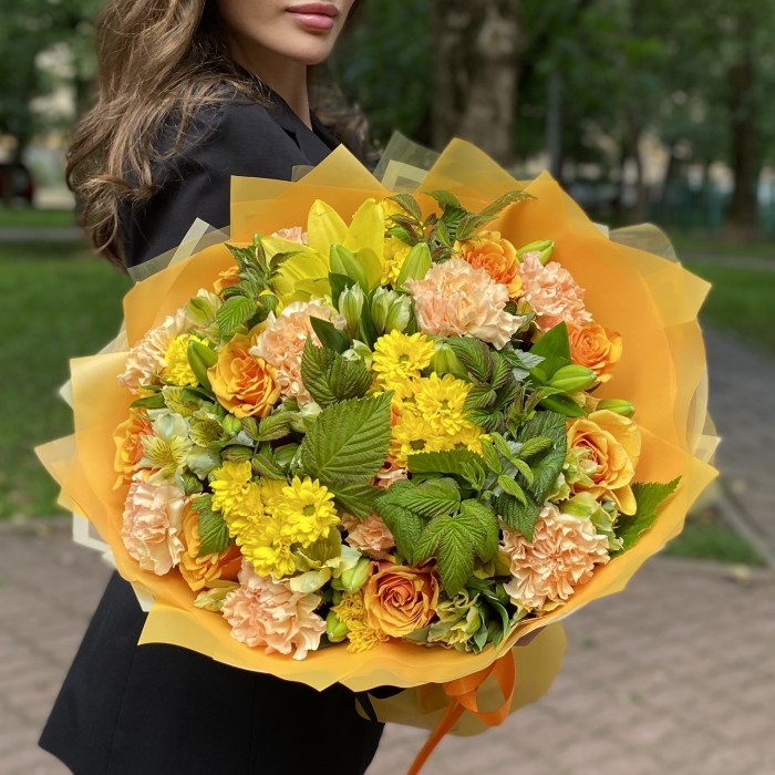 Букет с розами и хризантемами Теплый вечер
