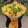 Букет с розами и хризантемами Теплый вечер