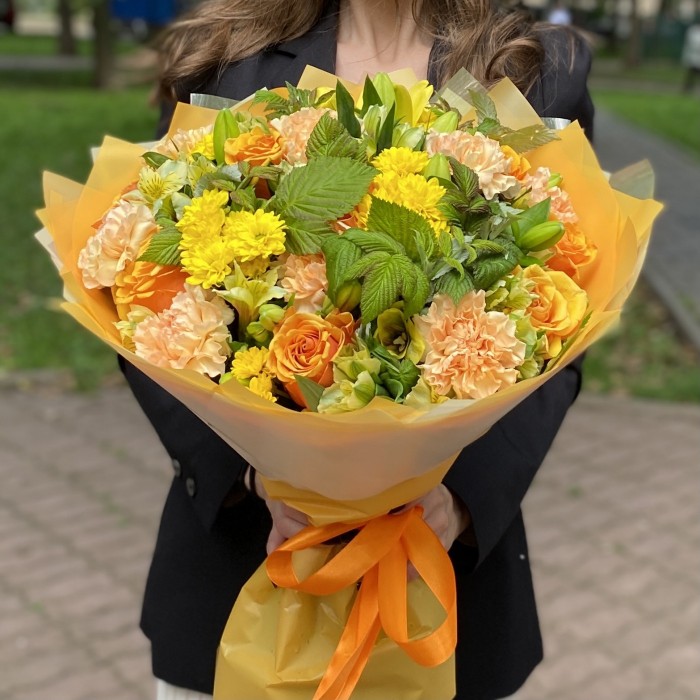 Букет с розами и хризантемами Теплый вечер