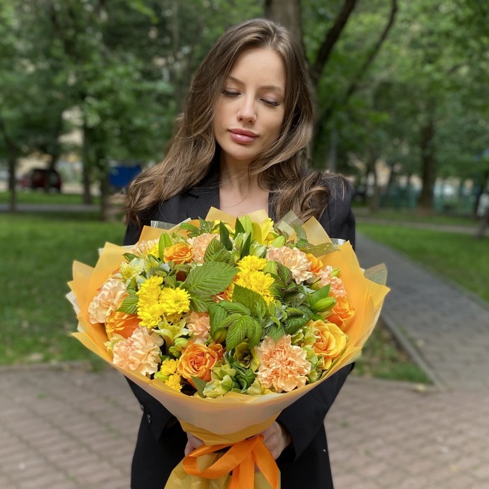 Букет с розами и хризантемами Теплый вечер