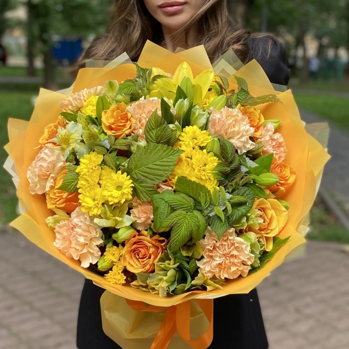 Букет с розами и хризантемами Теплый вечер