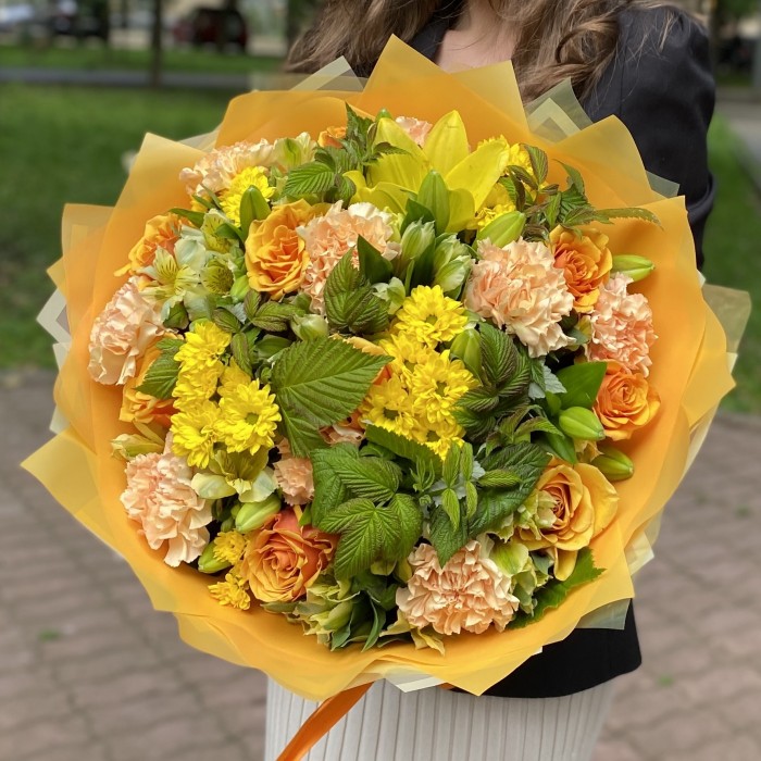 Букет с розами и хризантемами Теплый вечер