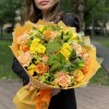 Букет с розами и хризантемами Теплый вечер