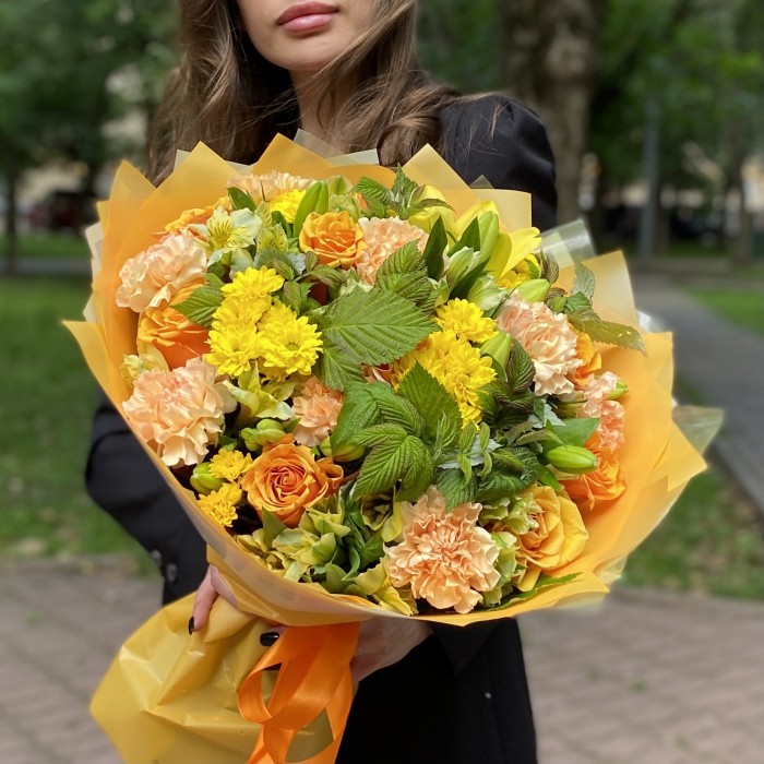 Букет с розами и хризантемами Теплый вечер