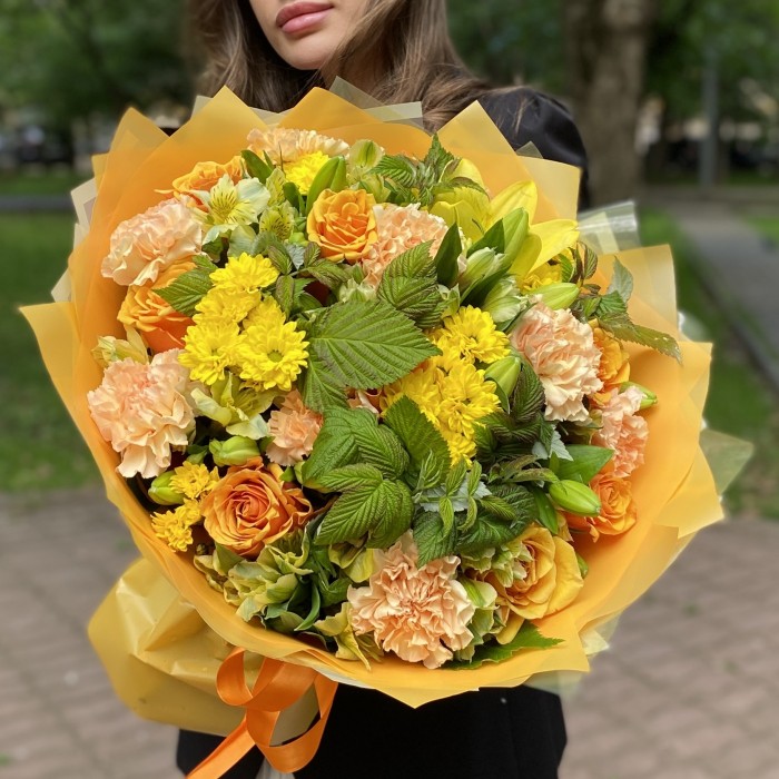 Букет с розами и хризантемами Теплый вечер