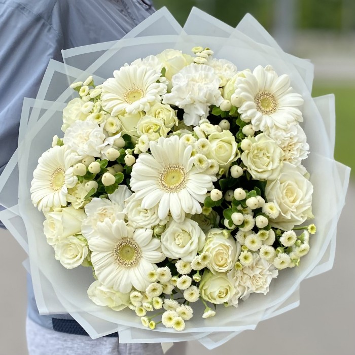Букет с белыми герберами Утро в Париже