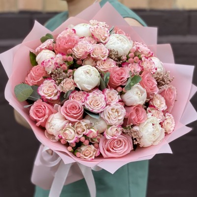 Букет Время любить с пионами и розами