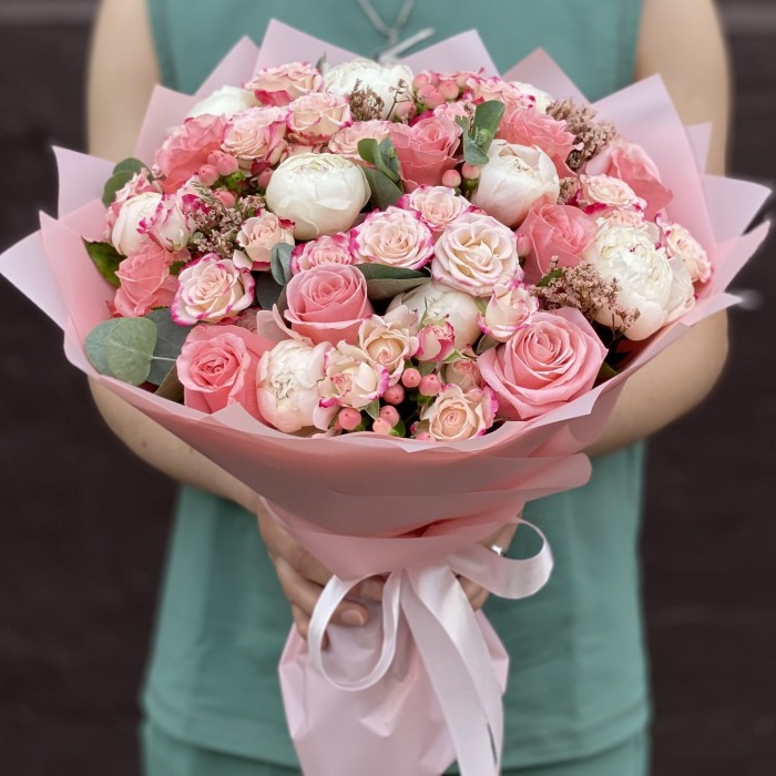 Букет Время любить с пионами и розами