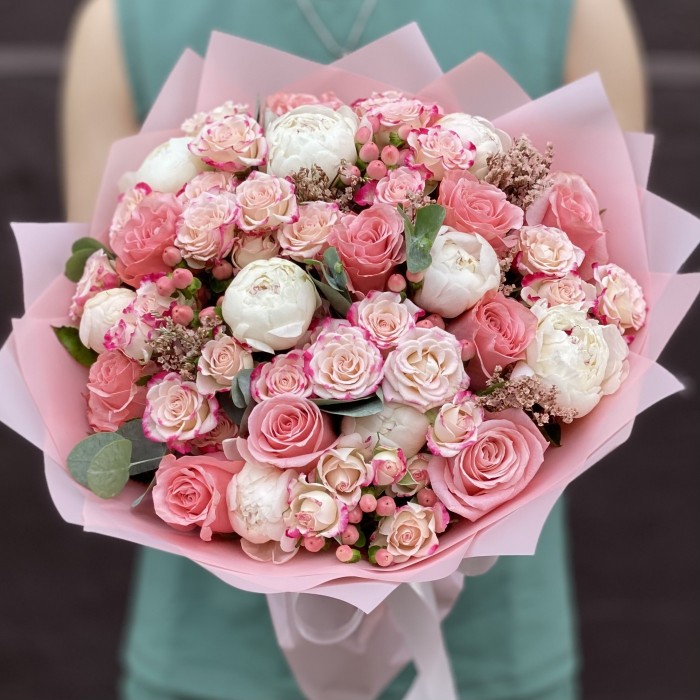 Букет Время любить с пионами и розами