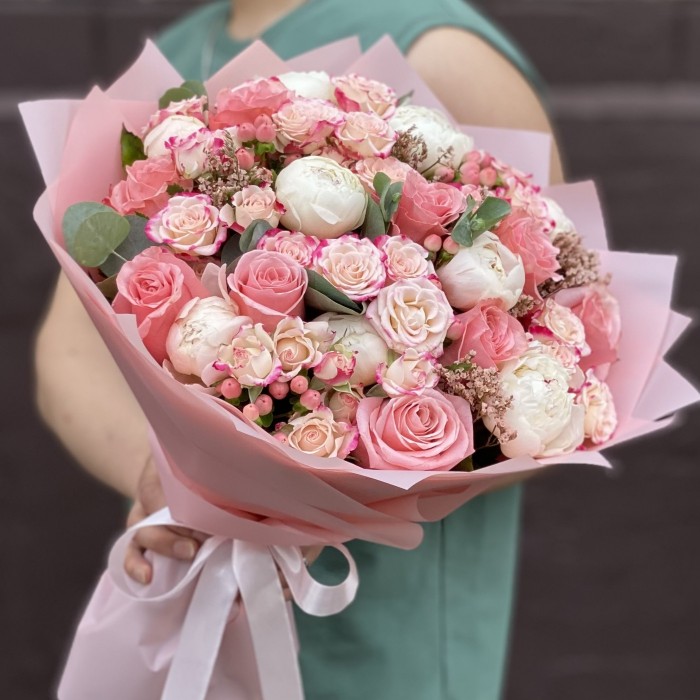 Букет Время любить с пионами и розами