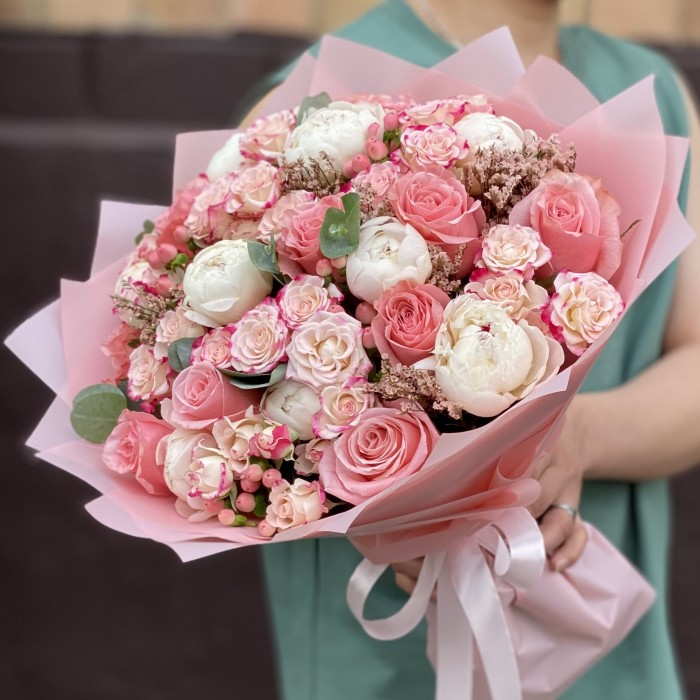 Букет Время любить с пионами и розами