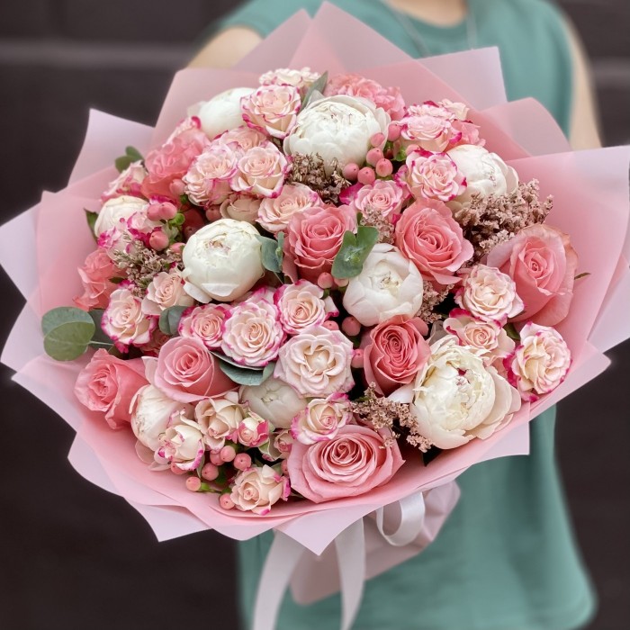 Букет Время любить с пионами и розами