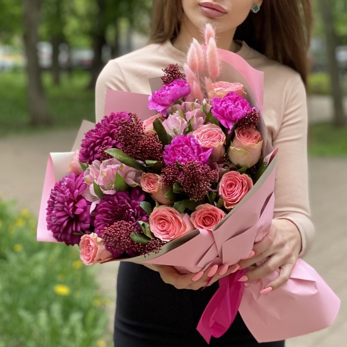 Букет Ягодный сорбет с розами и хризантемой