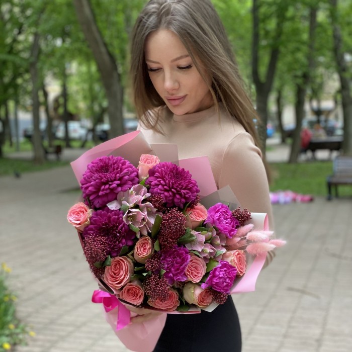 Букет Ягодный сорбет с розами и хризантемой
