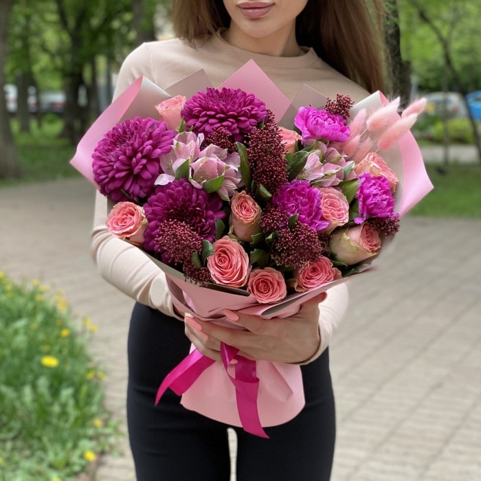 Букет Ягодный сорбет с розами и хризантемой