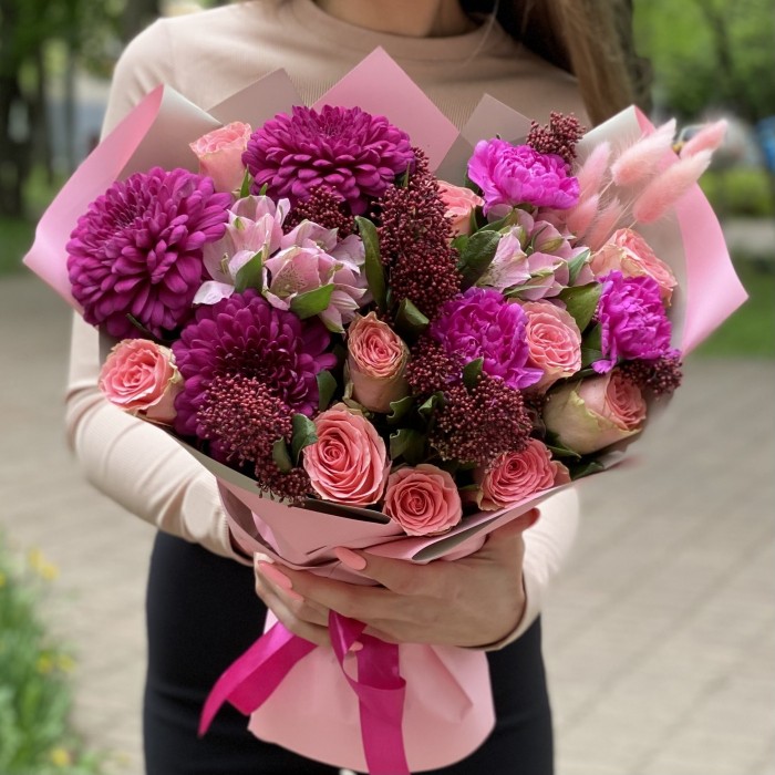 Букет Ягодный сорбет с розами и хризантемой