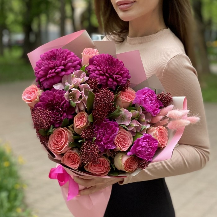 Букет Ягодный сорбет с розами и хризантемой