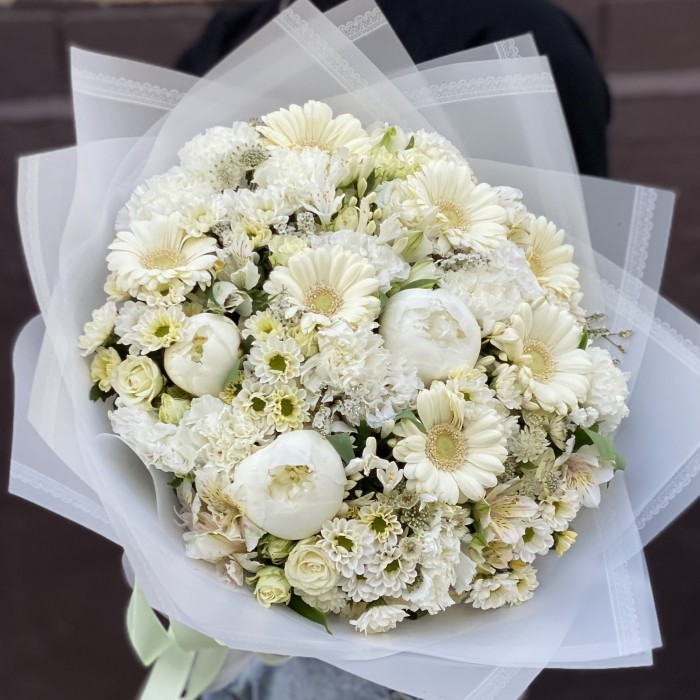 Букет Жемчужина с герберами и пионами