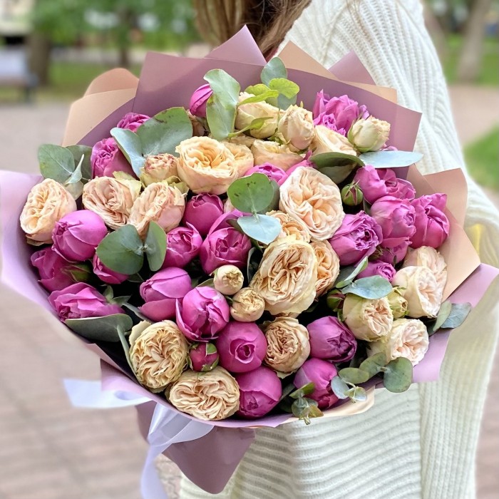 Дуэт из пионовидных кустовых роз Мисти баблс и Джентл Трендсеттер