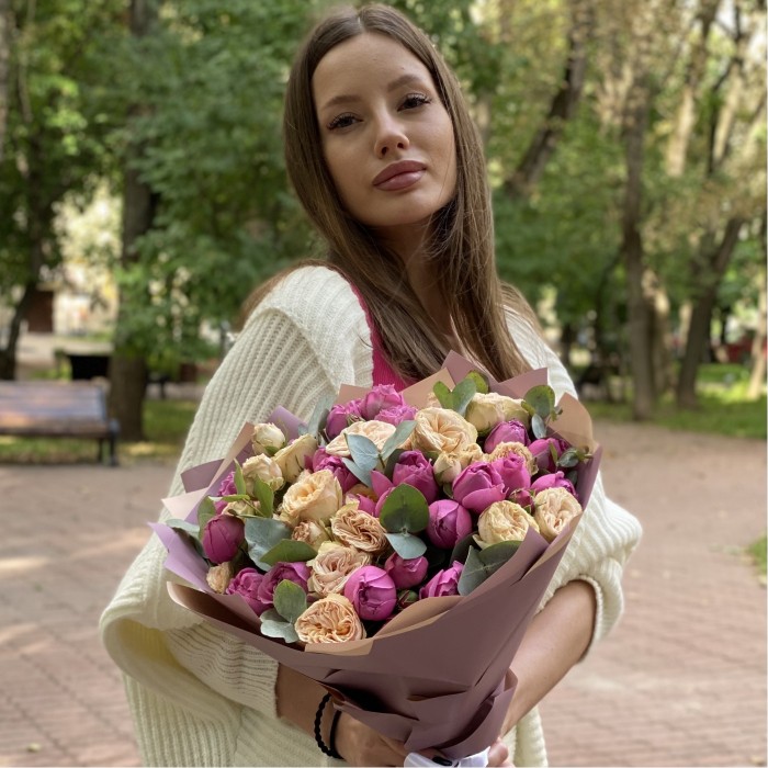 Дуэт из пионовидных кустовых роз Мисти баблс и Джентл Трендсеттер