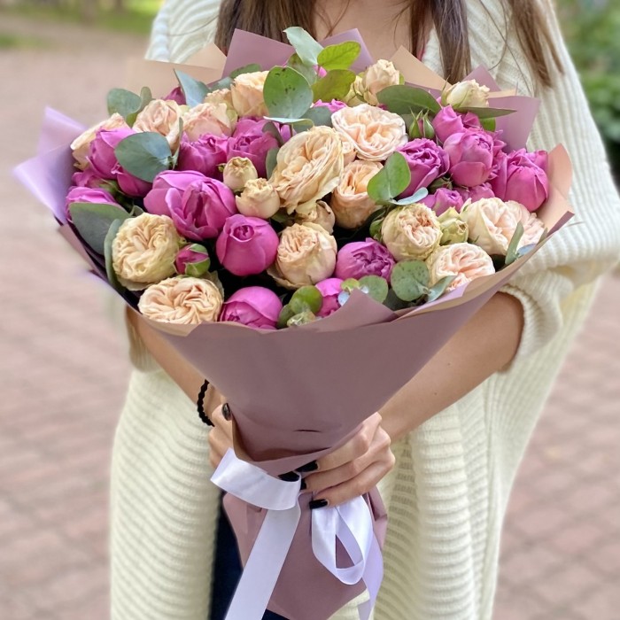 Дуэт из пионовидных кустовых роз Мисти баблс и Джентл Трендсеттер