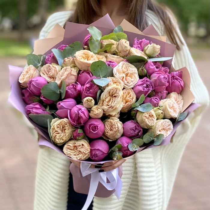 Дуэт из пионовидных кустовых роз Мисти баблс и Джентл Трендсеттер